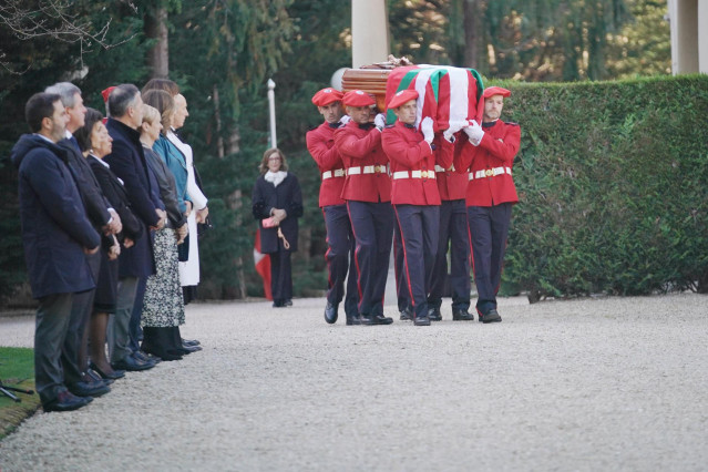Llegada del féretro del exlehendakari José Antonio Ardanza al Palacio de Ajuria Enea, a 10 de abril de 2024, en Vitoria-Gasteiz, Álava