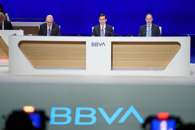 (I-D) El CEO de BBVA, Onur Genç, el presidente de BBVA, Carlos Torres Vila, y el secretario general y del Consejo de Administración de BBVA, Domingo Armengol, durante una Junta General de Accionistas del BBVA.