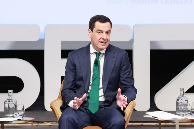 El presidente de la Junta de Andalucía, Juanma Moreno, en un encuentro informativo organizado por 'El País' y la Cadena SER en Sevilla.