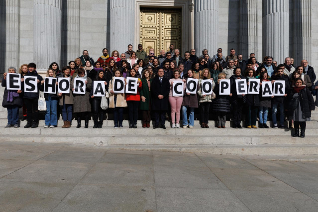 Archivo - El ministro de Asuntos Exteriores, Unión Europea y Cooperación, José Manuel Albares (c), con representantes de ONGD tras la aprobación de la Ley de Cooperación en el Congreso