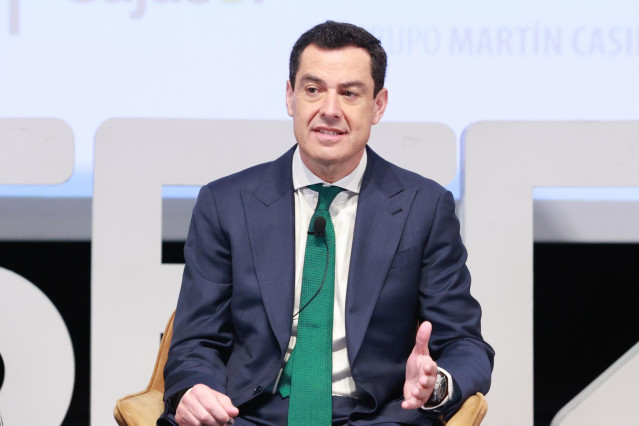 El presidente de la Junta de Andalucía, Juanma Moreno, durante los Encuentros Ser/El País en la Fundación Cajasol, a 10 de abril de 2024 en Sevilla (Andalucía, España). El presidente de la Junta de Andalucía, Juanma Moreno, interviene en los Encuentros Se