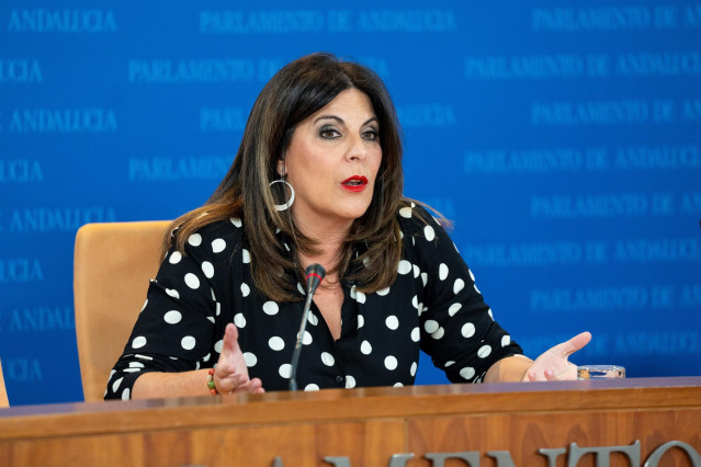 La portavoz del Grupo Parlamentario Socialista, Ángeles Férriz, durante la ronda de ruedas de prensa de portavoces de los grupos parlamentarios en el Parlamento de Andalucía, a 10 de abril de 2024 en Sevilla (Andalucía, España). Los portavoces de los grup