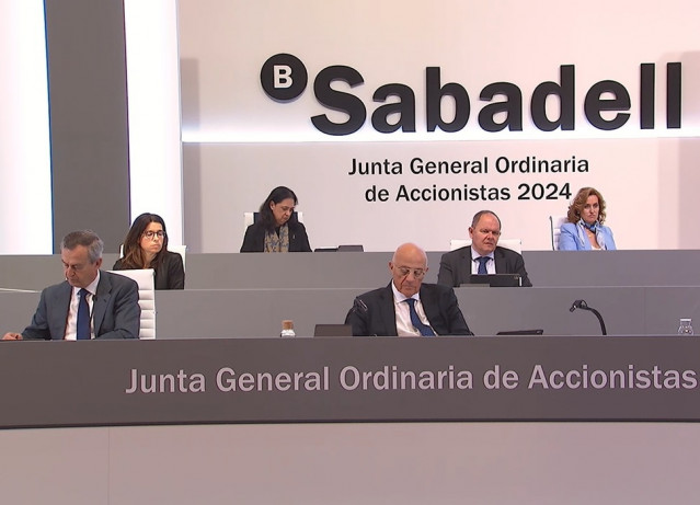 El presidente de Banco Sabadell, Josep Oliu, y el consejero delegado, César González Bueno, junto a otros miembros de la dirección de la entidad.