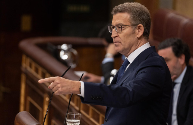 El líder del PP, Alberto Núñez Feijóo, interviene durante una sesión plenaria, en el Congreso de los Diputados, a 10 de abril de 2024, en Madrid (España). El presidente del Gobierno comparece ante el Pleno hoy para informar, a petición propia, del Consejo