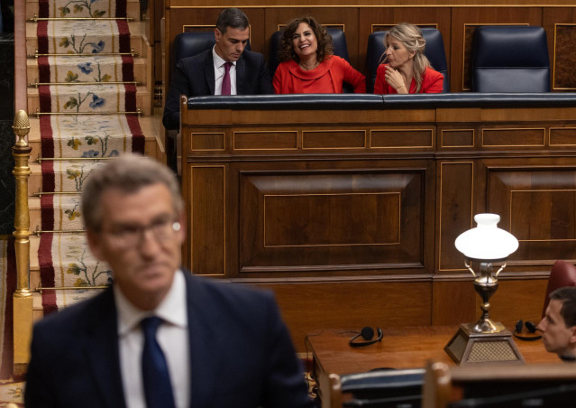 (I-D) El presidente del Gobierno, Pedro Sánchez; la vicepresidenta primera y ministra de Hacienda, María Jesús Montero y la vicepresidenta segunda y ministra de Trabajo, Yolanda Díaz, mientras llega a intervenir el líder del PP, Alberto Núñez Feijóo.