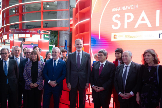 Archivo - El Rey Felipe VI (c) junto al ministro para la Transformación Digital y de la Función Pública, José Luis Escrivá (3d), y el ministro de Industria, Jordi Hereu (2d), ante el Pabellón de España en el MWC 2024.