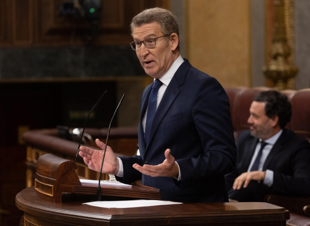 El líder del PP, Alberto Núñez Feijóo, interviene durante  una sesión plenaria, en el Congreso de los Diputados, a 10 de abril de 2024, en Madrid (España). El presidente del Gobierno comparece ante el Pleno hoy para informar, a petición propia, del Consej