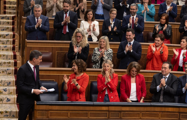 La bancada del PSOE aplaude al presidente del gobierno, pedro Sánchez (1i) tras su intervención durante una sesión plenaria, en el Congreso de los Diputados, a 10 de abril de 2024, en Madrid (España). El presidente del Gobierno comparece ante el Pleno hoy