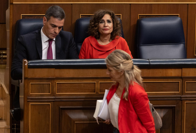 (I-D) El presidente del Gobierno, Pedro Sánchez; la vicepresidenta primera y ministra de Hacienda, María Jesús Montero y la vicepresidenta segunda y ministra de Trabajo, Yolanda Díaz