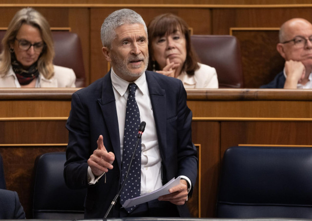 El ministro de Interior, Fernando Grande-Marlaska, interviene durante una sesión de control al Gobierno en el Congreso de los Diputados
