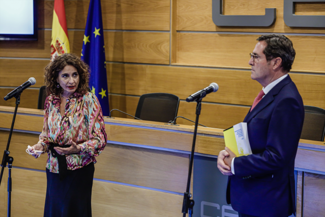 Archivo - La ministra de Hacienda, María Jesús Montero y el presidente de la CEOE, Antonio Garamendi