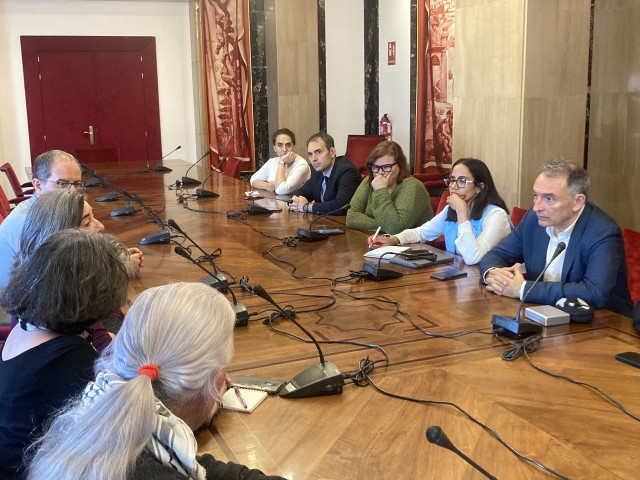Los diputados de Sumar Enrique Santiago (portavoz parlamentario de IU), Tesh Sidi, Toni Valero y Engracia Rivera durante una reunión con portavoces de 'Rumbo a Gaza', entidad que participa en la nueva edición de la 'Flotilla de la Libertad'.