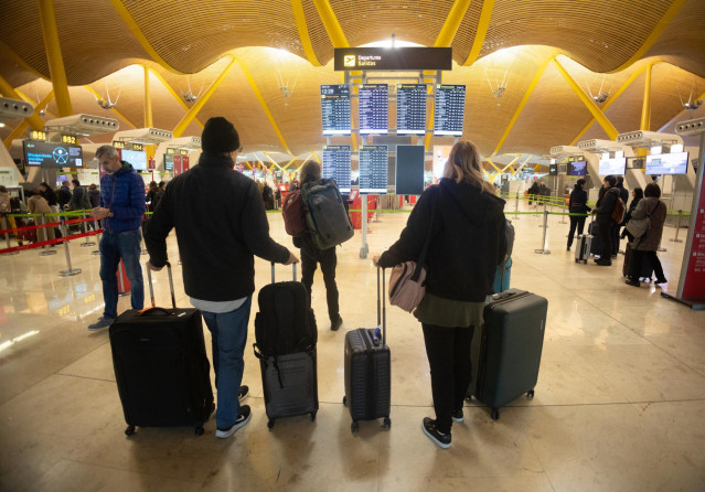 Archivo - Varias personas en el aeropuerto Adolfo Suárez Madrid-Barajas, el día que comienza la huelga de los trabajadores de handling de Iberia, a 5 de enero de 2024, en Madrid (España).
