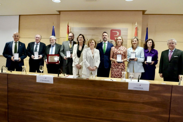 Manuel Ortega, Juan Manuel Llopis, Florencio Domínguez, Diego José Ortega, Ester Pérez Jerez, María Emilia Adán, Manuel Olmedo, Sofía Puente, Leonor Recio, Mercedes Mateo y José María Ramírez-Cárdenas, tras la entrega de las Medallas de Honor del Colegio