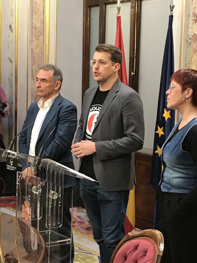 El diputado de Sumar Aragón, Jorge Pueyo, junto a los portavoces adjuntos del grupo parlamentario, Enrique Santiago y Àgueda Micó.