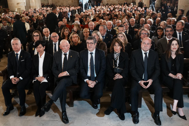 Iñigo Urkullu, Patxi López y Juan José Ibarretxe, en el funeral por el lehendakari entre 1985 y 1999, José Antonio Ardanza, en Elorrio (Bizkaia)