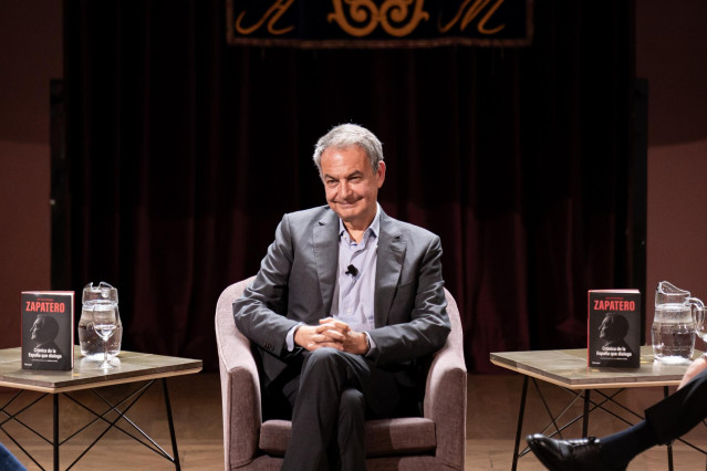 El expresidente del Gobierno José Luis Rodríguez Zapatero durante la presentación de su libro ‘Crónicas de la España que dialoga’, en el Ateneo de Madrid, a 10 de abril de 2024, en Madrid (España). ‘Crónica de la España que dialoga’ es el testimonio en pr