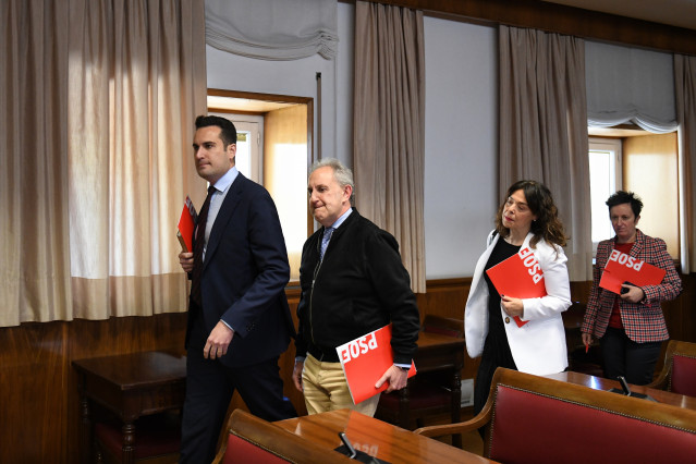 Los senadores del PSOE José Latorre Ruíz (1i) y Alfonso Gil (2i) durante la constitución y designación de la mesa de la Comisión de Investigación por el ‘caso Koldo’, en el Senado, a 1 de abril de 2024, en Madrid (España).
