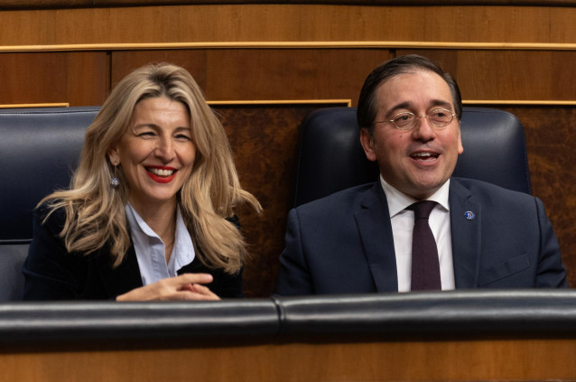 Archivo - El ministro de Asuntos Exteriores, Unión Europea y Cooperación, José Manuel Albares, y la vicepresidenta segunda y ministra de Trabajo y Economía Social, Yolanda Díaz, durante una sesión plenaria, en el Congreso de los Diputados, a 5 de diciembr