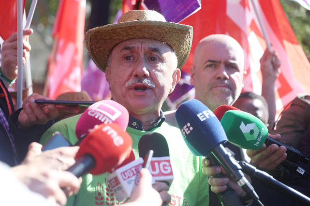 El secretario general de UGT, Pepe Álvarez, ofrece declaraciones a los medios durante una concentración de trabajadores del campo convocada por CC.OO y UGT frente al Ministerio de Agricultura