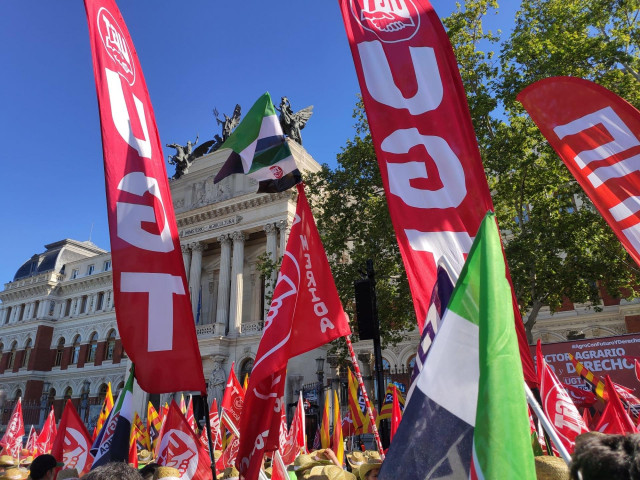 Trabajadores del campo, convocados por UGT y CCOO, se manifiestan ante el Ministerio de Agricultura