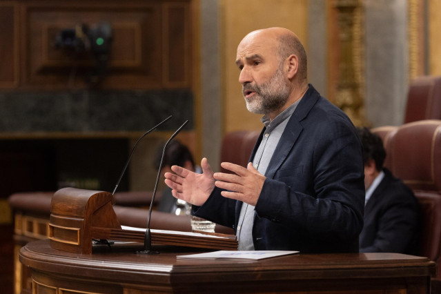 El diputado de BNG Néstor Rego interviene durante una sesión plenaria, en el Congreso de los Diputados, a 10 de abril de 2024, en Madrid (España).