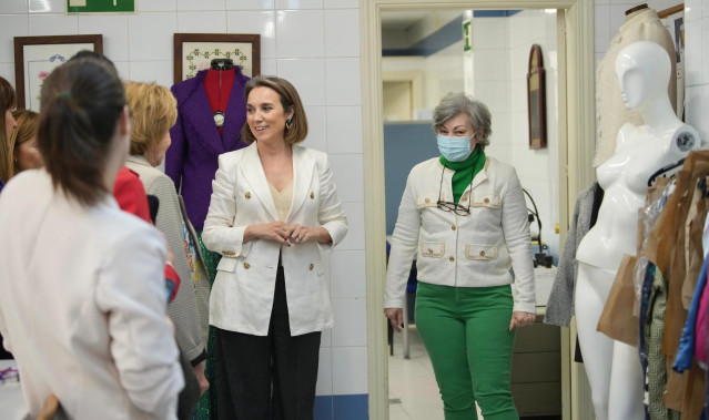 La secretaria general del PP, Cuca Gamarra, durante una visita al taller de costura de APRAMP, donde ha anunciado una proposición de Ley integral contra la trata de personas.