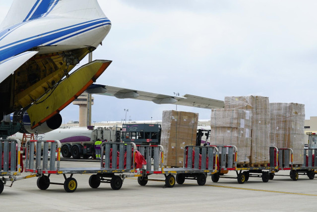 Archivo - Llegada al aeropuerto de Palma de un cargamento de 17 toneladas de material sanitario, comprado por el Govern para dotar la lucha contra el coronavirus (Covid-19).