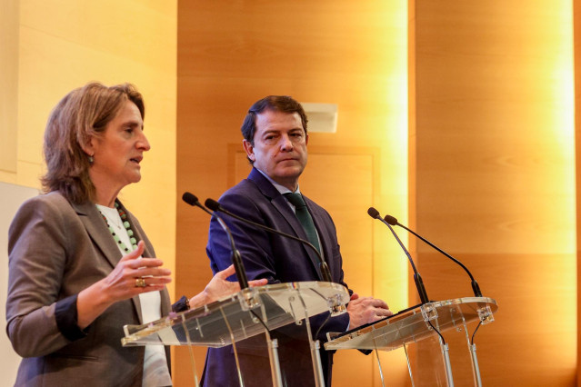 El presidente de Castilla y León, Alfonso Fernández Mañueco, y la vicepresidenta tercera y Ministra para la Transición Ecológica y el Reto Demográfico, Teresa Ribera, ofrecen una rueda de prensa tras reunirse la sede del Ministerio, a 11 de abril de 2024.
