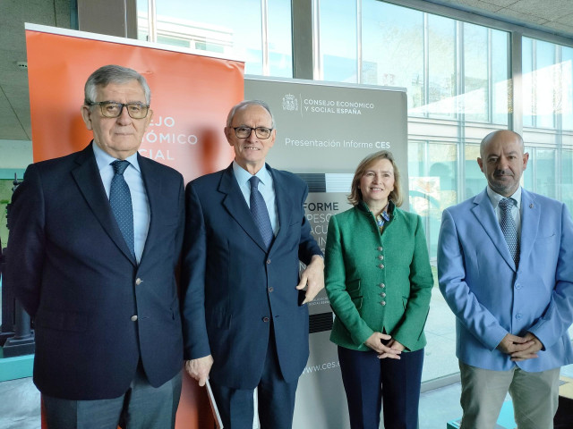 El presidente del CES de Galicia, Manuel Pérez: el presidente del CES de España, Antón Costas; la secretaria general de Pesca, Isabel Artime; y el presidente de las cofradías gallegas, Basilio Otero, en el Museo del Mar en Vigo.