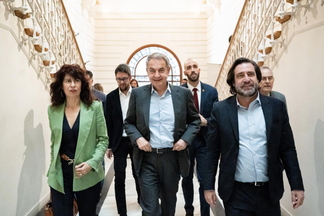 El expresidente del Gobierno José Luis Rodríguez Zapatero (c), a su llegada a la presentación del libro del expresidente José Luis Rodríguez Zapatero ‘Crónicas de la España que dialoga’, en el Ateneo de Madrid, a 10 de abril de 2024.