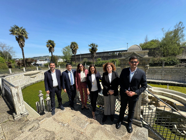 La secretaria de Estado de Turismo, Rosana Morillo, comprueba, junto a otras autoridades, la restauración del Parque de O Pasatempo