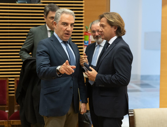 El diputado del PP Elías Bendodo (2i) y el diputado de VOX Jorge Campos (1d) conversan durante la constitución de la Comisión de Investigación sobre el ‘caso Koldo’, en el Congreso de los Diputados, a 2 de abril de 2024, en Madrid (España).