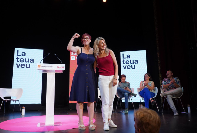 Archivo - La candidata de Sumar a la Presidencia del Gobierno, Yolanda Díaz y la cabeza de lista de Compromís-Sumar en la provincia de Valencia, Àgueda Micó, participa en un acto