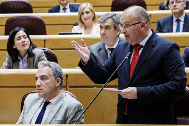 Archivo - Elías Bendodo y Miguel Tellado, cuando eran senadores