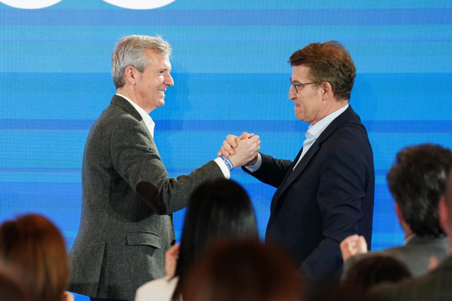 Archivo - El líder del PP, Alberto Núñez Feijóo (d), y el presidente de la Xunta, Alfonso Rueda (i).