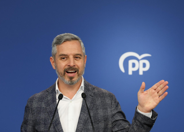 Archivo - El vicesecretario de Economía del Partido Popular, Juan Bravo, ve el 