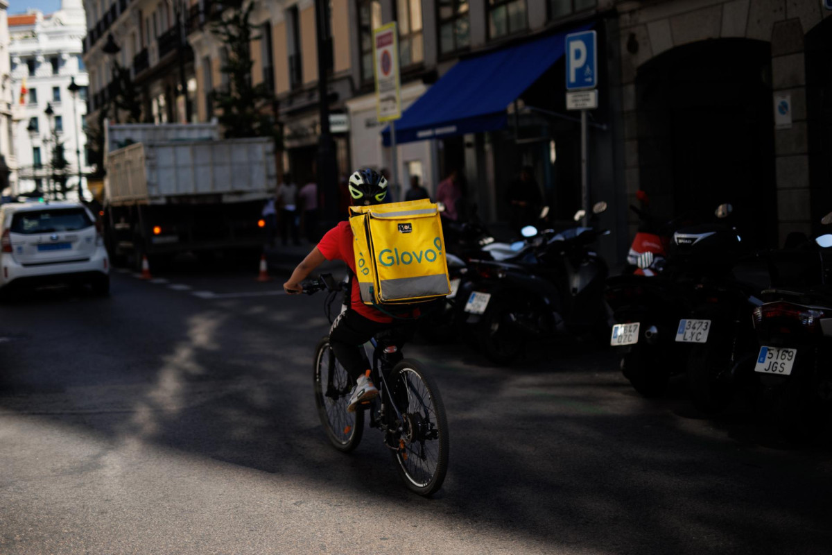 EuropaPress 4696830 repartidor glovo bicicleta calle centro madrid 21 septiembre 2022 madrid