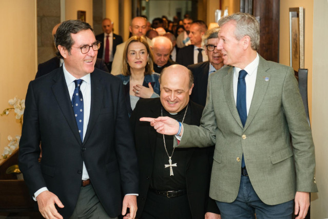 El presidente de la CEOE, Antonio Garamendi; el arzobispo de Santiago, Francisco José Prieto; y el presidente de la Xunta, Alfonso Rueda