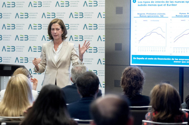 La presidenta de la AEB, Alejandra Kindelán, ofrece una rueda de prensa con motivo de la celebración de la asamblea general de la Asociación Española de Banca (AEB), en el Hotel Eurostars Madrid Tower, a 12 de abril de 2024, en Madrid (España).