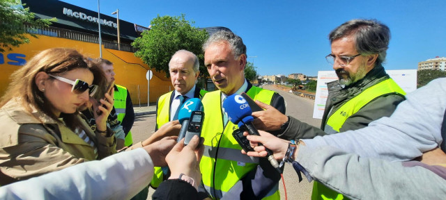 El delegado del Gobierno en Extremadura, José Luis Quintana, atiende a los medios con motivo de su visita unas obras en Badajoz