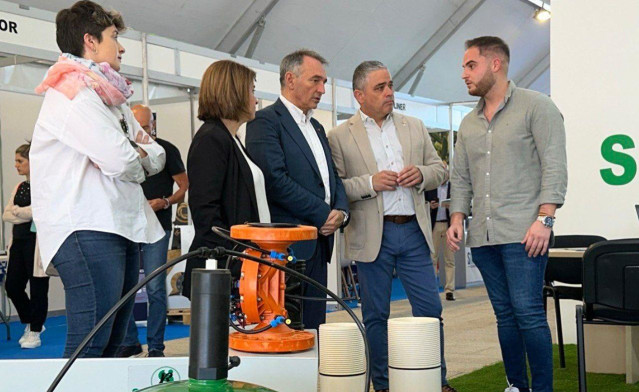 Enrique Santiago (centro), durante su visita a ExpoFare.