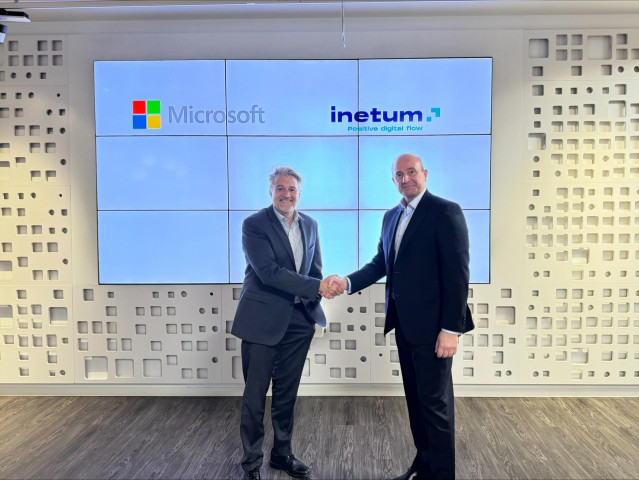 Archivo - De izquierda a derecha: el presidente de Microsoft España, Alberto Granados, y el consejero delegado de Inetum en Iberia y América Latina, Manuel García del Valle.