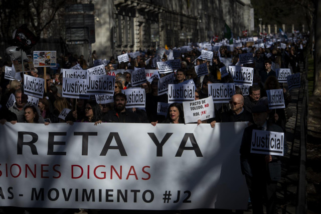 Archivo - Imagen de archivo. Decenas de personas protestan durante una manifestación de abogados y procuradores.