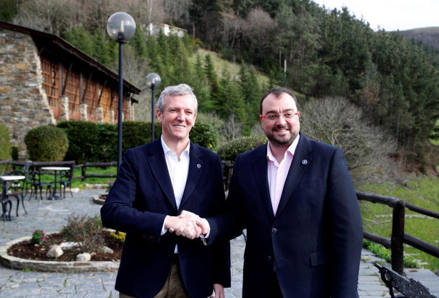 Archivo - Los presidentes de la Xunta de Galicia, Alfonso Rueda, y el Principado de Asturias, Adrián Barbón, antes de participar en el encuentro bilateral entre ambos gobiernos en Taramundi.
