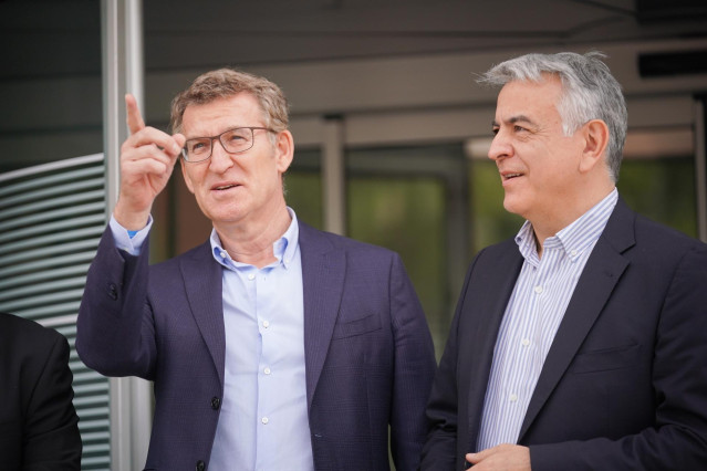 El presidente del PP, Alberto Núñez Feijóo (i), y el presidente del PP del País Vasco y candidato a lehendakari, Javier de Andrés (d), conversan a su llegada a un acto de campaña electoral del PP vasco en el Museo Artium, a 8 de abril de 2024, en Vitoria,