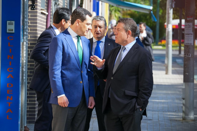 Los presidentes de Andalucía y Castilla-La Mancha, Juanma Moreno y Emiliano García-Page, en la inauguración de la exposición '40 años de la Casa de Castilla-La Mancha'.