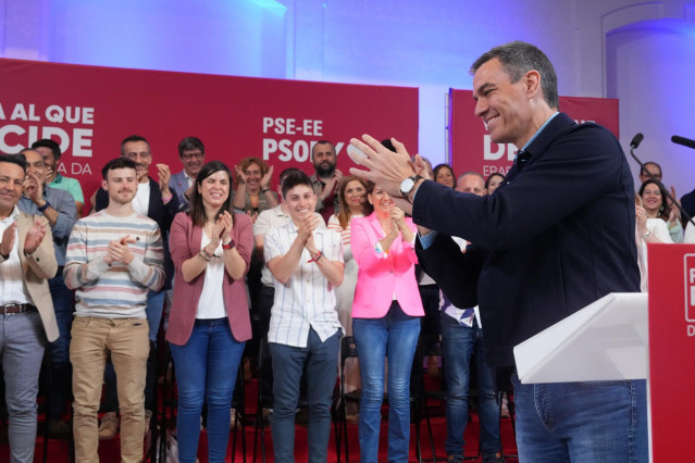 El secretario general del PSOE y presidente del Gobierno, Pedro Sánchez, aplaude durante un acto de campaña del PSE-EE, en la Tabakalera, a 13 de abril de 2024, en San Sebastián, Gipuzkoa, País Vasco (España).