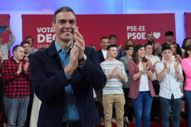 El secretario general del PSOE y presidente del Gobierno, Pedro Sánchez, aplaude durante un acto de campaña del PSE-EE, en la Tabakalera, a 13 de abril de 2024, en San Sebastián, Gipuzkoa, País Vasco (España).