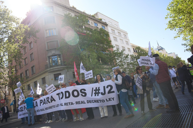 Varias personas durante una manifestación contra la ministra de Inclusión, Seguridad Social y Migraciones, frente al colegio de la Abogacía de Madrid, a 13 de abril de 2024, en Madrid (España).